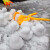 新年のプレゼ子供供がスノボルを持って游んで、雪だまるを作って、ビィーのチ樽のシャベルを掘って、雪だまるを作っています。
